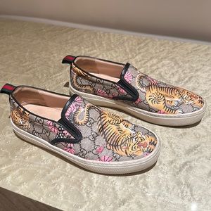 GUCCI tiger slip on-shoes. Size 38.